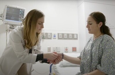 Кодирование Аквилонг в Реже Врач держит пациентку за руку